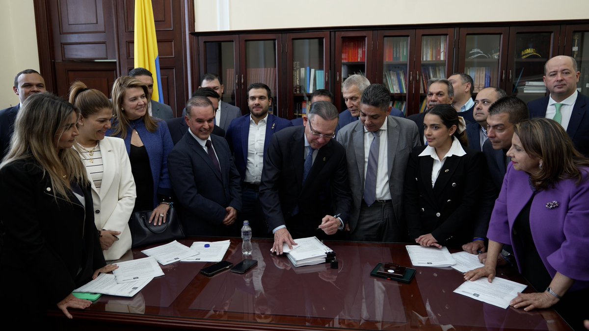 soyconservador's tweet photo. ¡Por una reforma laboral más incluyente! Nuestra Bancada radicó en el Congreso de la República su proyecto de #ReformaLaboral que tiene con propósitos fundamentales:
✅Generar de empleo.

✅Combatir la informalidad.

✅Dar mejores condiciones para trabajadores y empresas.

#BancadaConservadora #ReformaLaboralInuyente