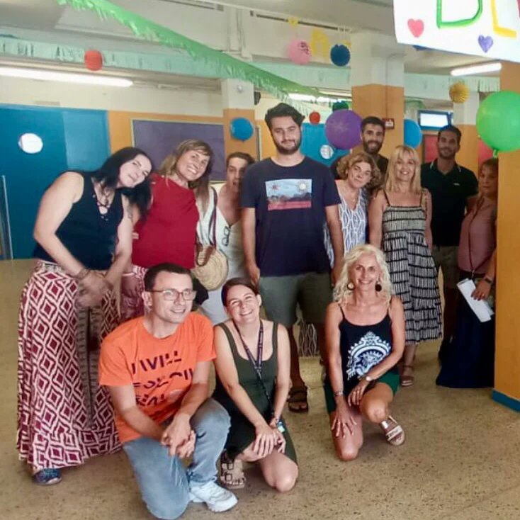 Ja ho tenim tot preparat: L'equip de mestres de l'escola a punt! Demà comencem amb il·lusió i alegria les classes. Bon curs 2023/24 a tothom!!! <a href="/lhdigitalh/">LHdigital</a> <a href="/educaciocat/">Educació</a> <a href="/LHAjuntament/">Ajuntament de L'Hospitalet</a> <a href="/CRPHospitalet/">CRP Hospitalet</a> <a href="/LHCultura/">Cultura L'H</a>