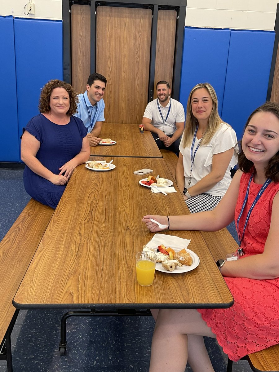 greenvale_ap's tweet photo. First day of school! Welcome back Greenvale! https://t.co/DVhRXUKaq8