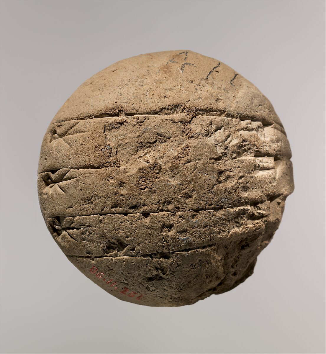 TracesLft's tweet photo. A 3,600-4,000-year-old palm-fitting clay tablet aided scribes in learning the Sumerian and Akkadian script. A teacher would write the word on the obverse, and the student would then repeat the exercise on the reverse. 
[The Metropolitan Museum of Art, New York]

-Obverse, Reverse https://t.co/Zq3TlW0AEd