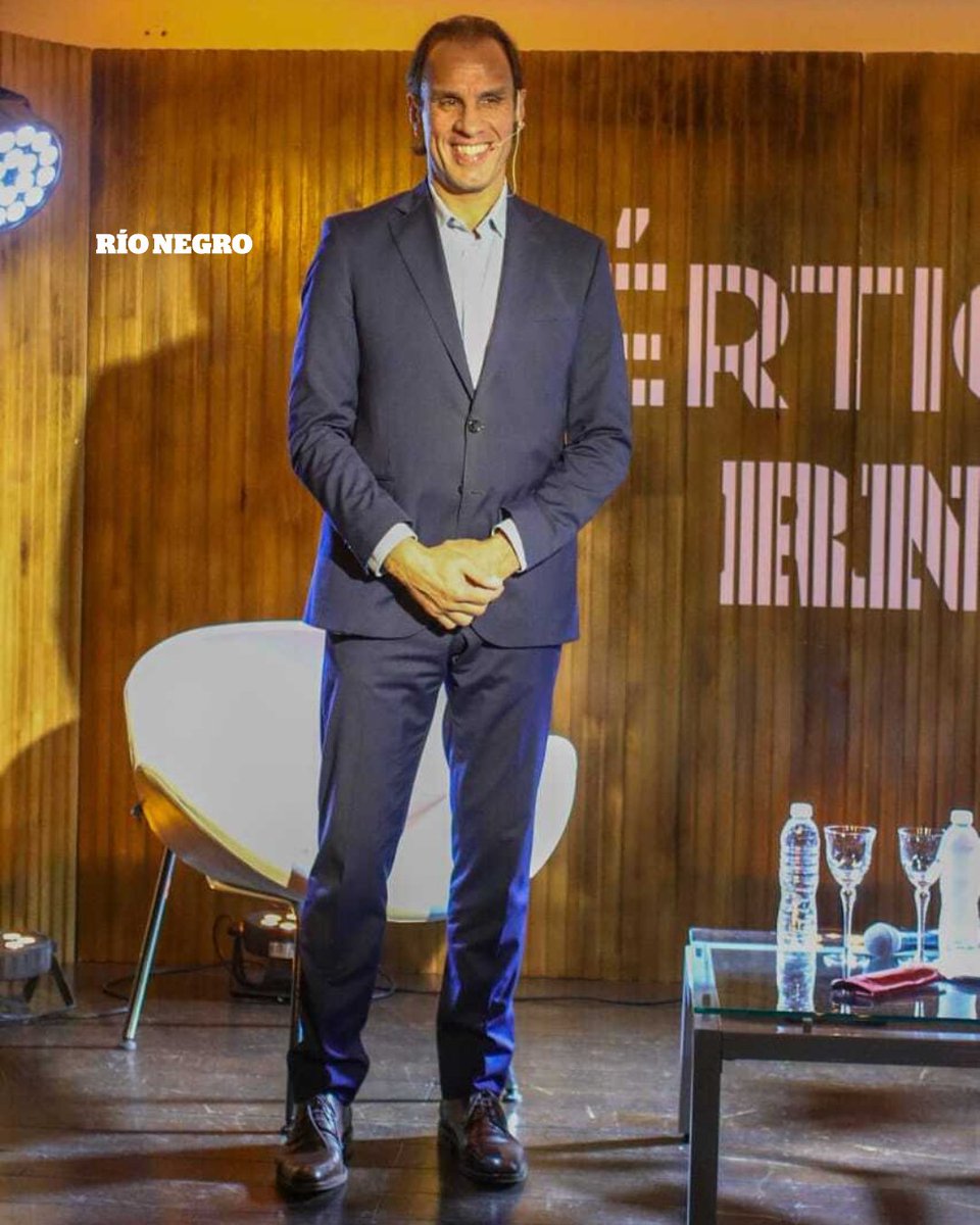 rionegrocomar's tweet photo. ⚽ ¡El Mono Navarro Montoya ya está en el escenario de Vértices!  

El ex arquero de Boca, nos cuenta acerca de sus comienzos en el mundo del fútbol, y los hinchas disfrutan de su testimonio en una entrevista mano a mano con Walter Rodríguez. 

Seguí la cobertura completa 👇 https://t.co/Lv7OhwKwsa