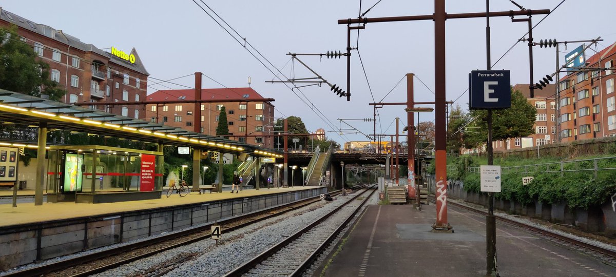 PearDane's tweet photo. It became one of those long days again. Here's Valby Station in Copenhagen, where I wait for a train home. https://t.co/xnmANtWIAA