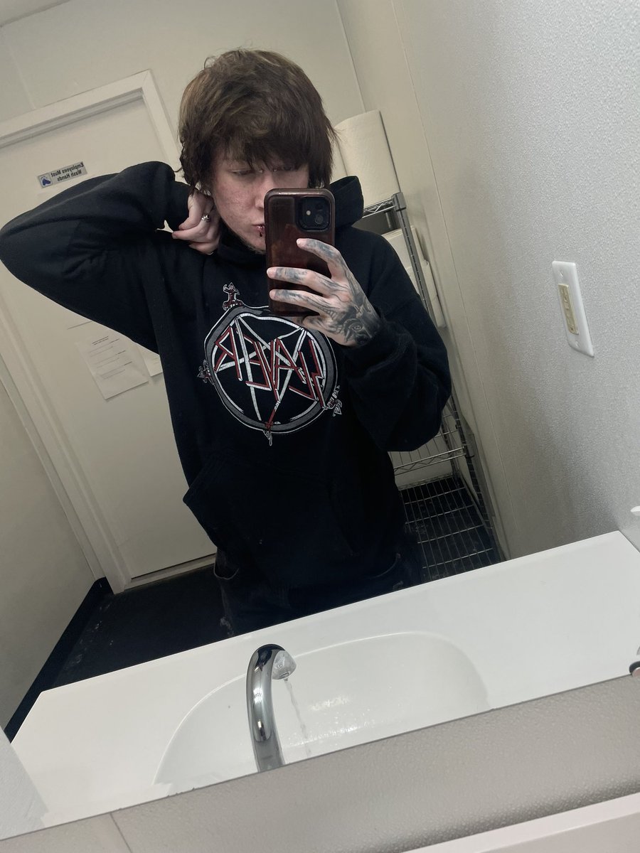 expiredemo's tweet photo. the emo boy tryna get buff https://t.co/HjTBkfOTmA