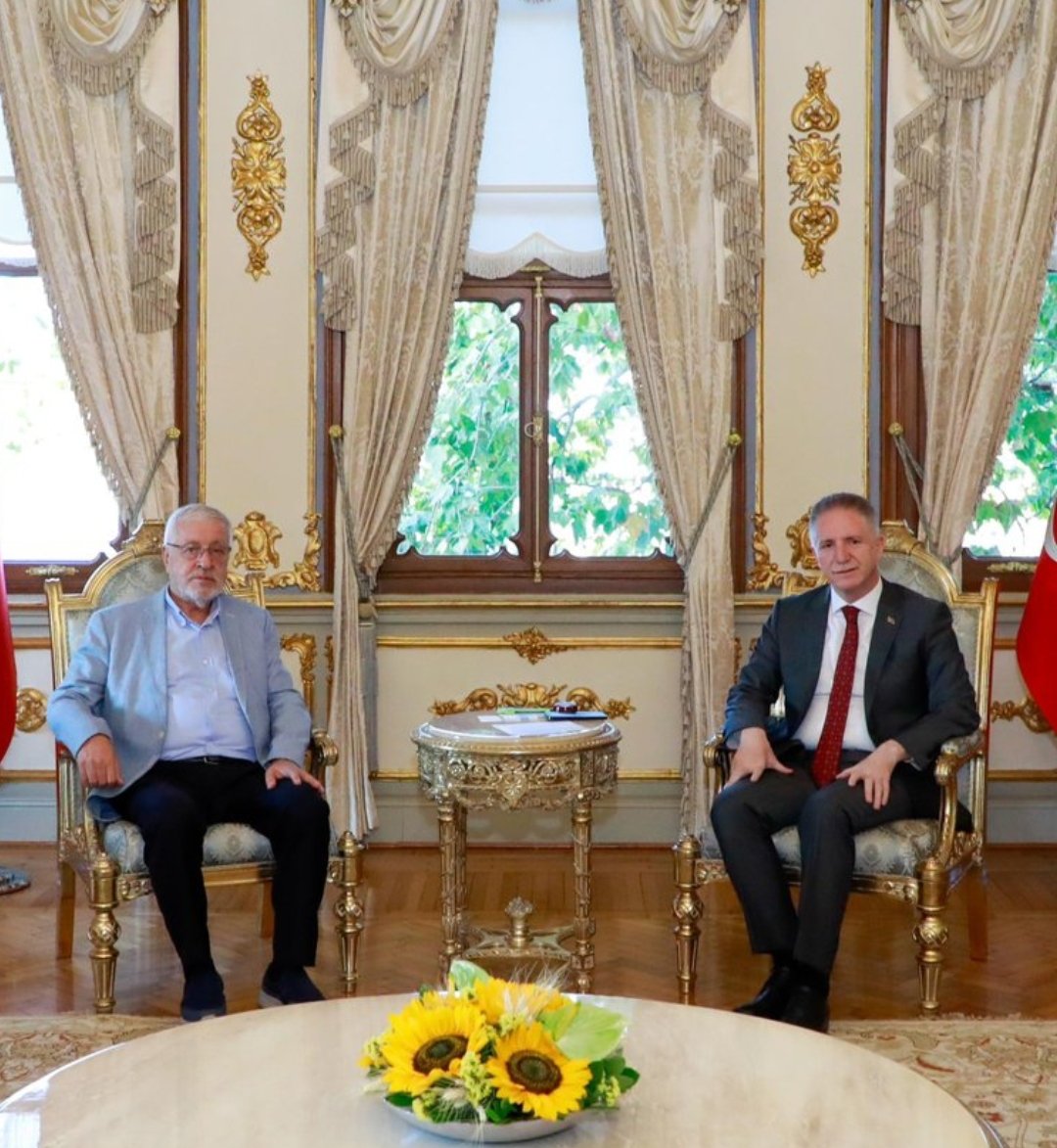 📍<a href="/TC_istanbul/">TC İstanbul Valiliği</a>

İstanbul Valimiz Sayın Davut Gül’ü makamında ziyaret ederek tebriklerimi ve başarı dileklerimi ilettim. 

Nazik konukseverliği için Sayın Valimize teşekkür ediyorum. 

<a href="/gul_davut/">Davut GÜL</a>