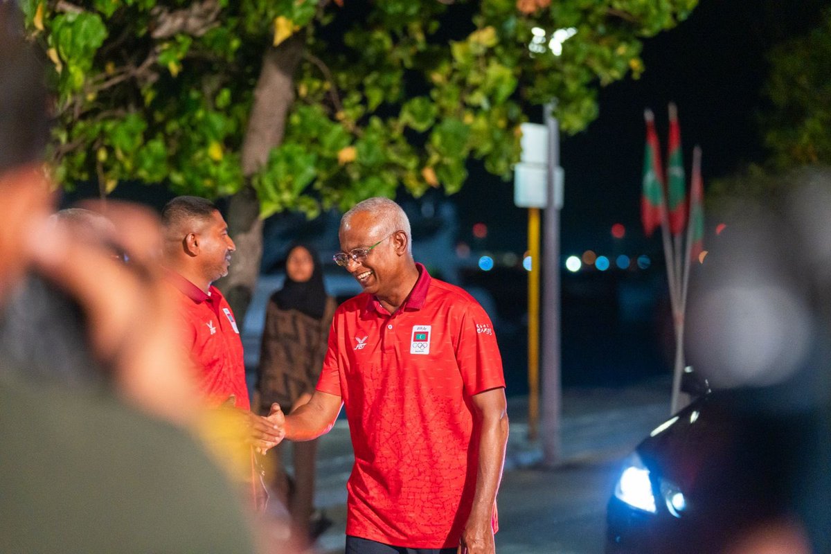 A historic win calls for a historic welcome! President @ibusolih and First Lady Fazna Ahmed lead the celebrations as Maldives secures 28 medals at #IOIG2023.