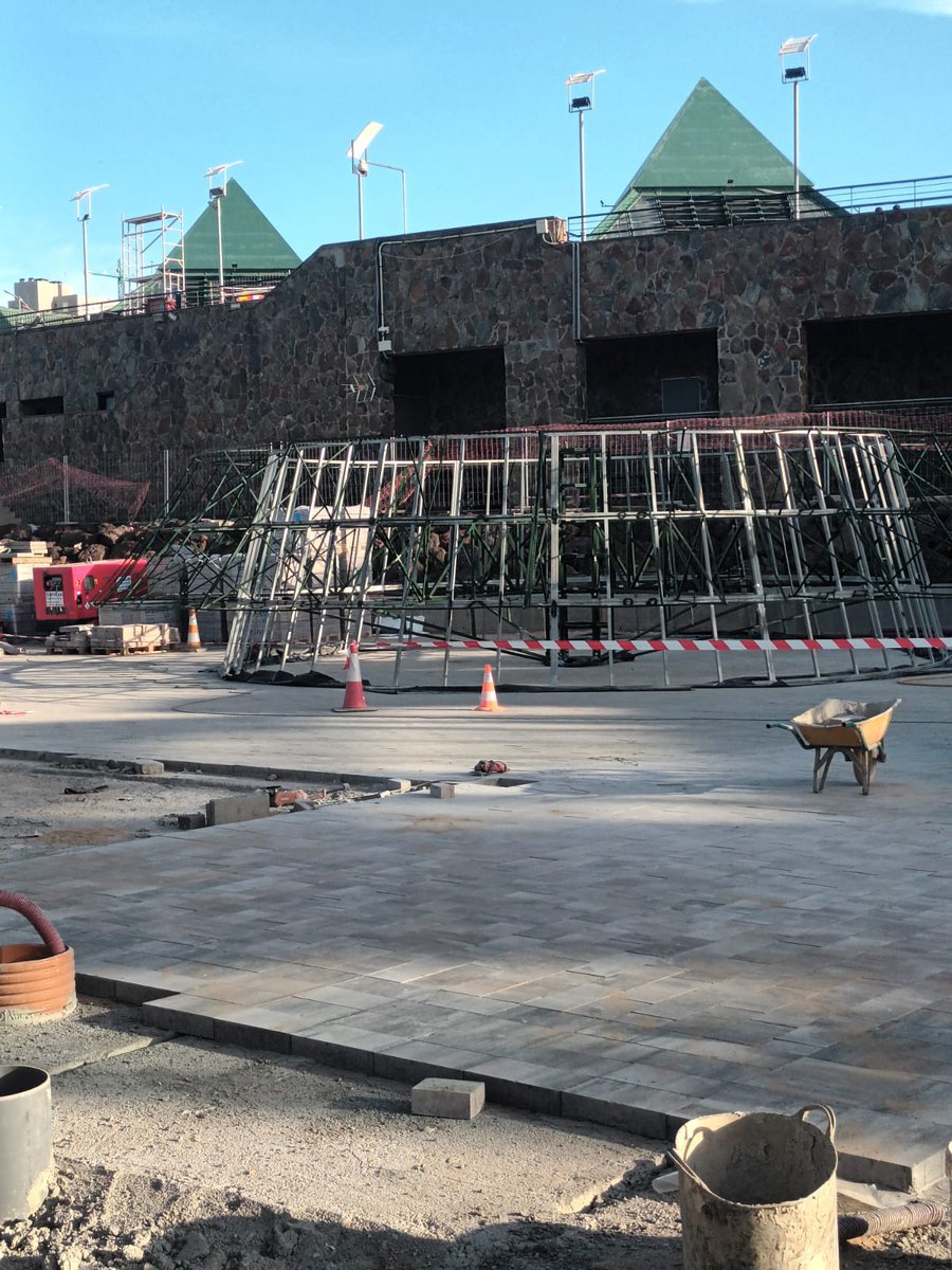Todo en orden centro comercial las arenas 5 de septiembre y el arbol de Navidad, todo correcto 🌲🎅