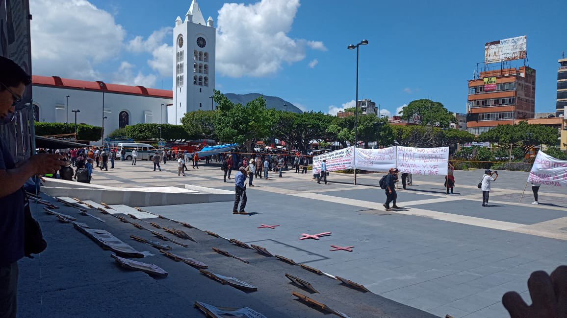 GabyCoutino's tweet photo. Campesinos Ejido #FloresMagón de #Teopisca integrantes de la #CIOAC instalan plantón en parque central de #TuxtlaGutiérrez para exigir se aplique la ley contra los invasores de la comunidad de #Mitzitón y que se les devuelvan más de 200 hectáreas arrebatadas en 2018. #Chiapas https://t.co/7mCH0Wm1es