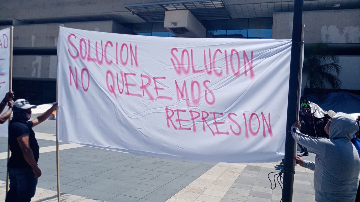 GabyCoutino's tweet photo. Campesinos Ejido #FloresMagón de #Teopisca integrantes de la #CIOAC instalan plantón en parque central de #TuxtlaGutiérrez para exigir se aplique la ley contra los invasores de la comunidad de #Mitzitón y que se les devuelvan más de 200 hectáreas arrebatadas en 2018. #Chiapas https://t.co/7mCH0Wm1es
