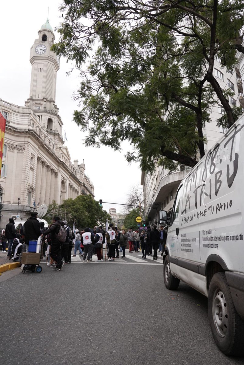 A DONDE VAYAN LOS IREMOS A BUSCAR 🔥

📸Crónica visual de <a href="/HernanPetriz/">Hernán Petriz</a> 

💥En la Legislatura se concentraron organizaciones sociales, sindicales, políticas y de DDHH para repudiar el acto de Victoria Villaruel de “homenaje” a quienes perpetraron la dictadura cívico-militar.