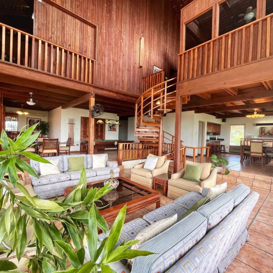 C21HeaveHo's tweet photo. 🚨House for Sale!
 
 𝐋𝐨𝐜𝐚𝐭𝐢𝐨𝐧: Park Avenue, Montego Bay, St. James
 𝐏𝐫𝐢𝐜𝐞: US$950K

𝐅𝐞𝐚𝐭𝐮𝐫𝐞𝐬:
 • 7-Bed
 • 6-Bath
 • Lot Size: 21,780 sq. ft.
 
 Please contact:
 Felicia Headley
 ☎️ 876 508-3914
 Dm: @felicia.headley

#house #houseforsale https://t.co/Y1tZUOA1sn