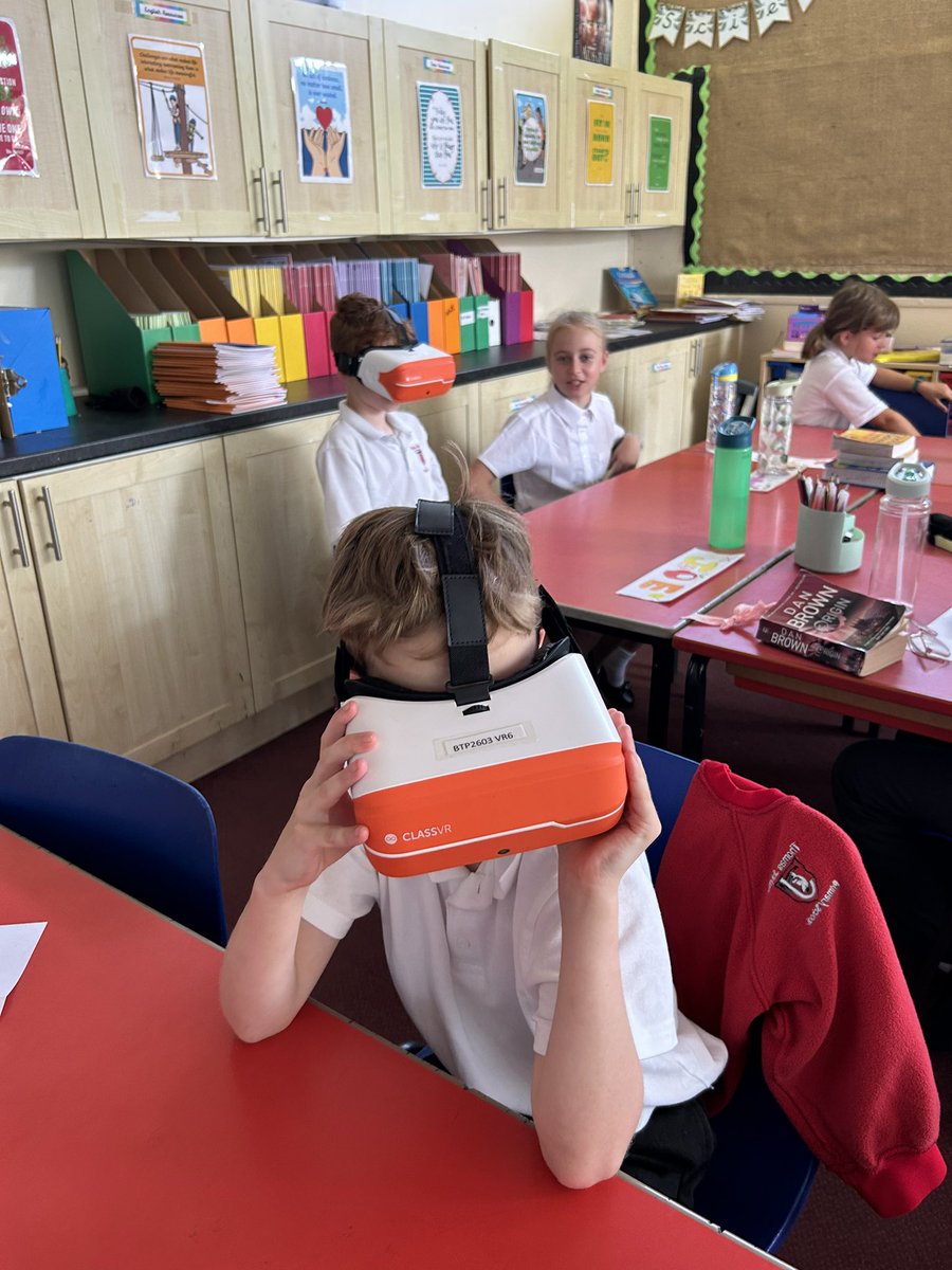 TJPrimary's tweet photo. 6RP took a leap into the rainforest using the VR headsets. This helped them to build a bank of descriptive vocabulary linked to their text, The Explorer. #TJEnglish #TJ6RP https://t.co/TZgrzjQuCe