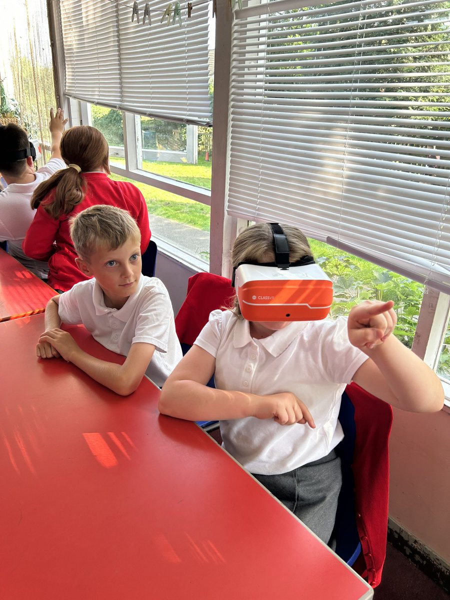 TJPrimary's tweet photo. 6RP took a leap into the rainforest using the VR headsets. This helped them to build a bank of descriptive vocabulary linked to their text, The Explorer. #TJEnglish #TJ6RP https://t.co/TZgrzjQuCe