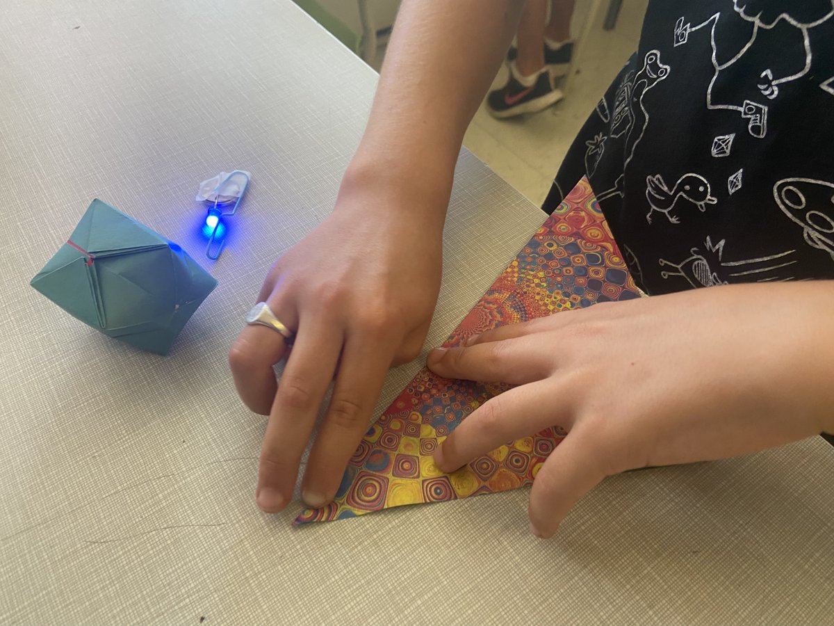 McM_MsT's tweet photo. @breakoutEDU @tdsb @TDSB_McMurrich #TDSBfirstday creating paper lanterns with partners; slowly decorating our learning space 🤩 lanterns include an LED, visible from outside to see our class with ease during evening walks by the school.
@tdsb @TDSB_McMurrich
#FirstDayOfSchool #Community
3/ https://t.co/MH97XPs0if