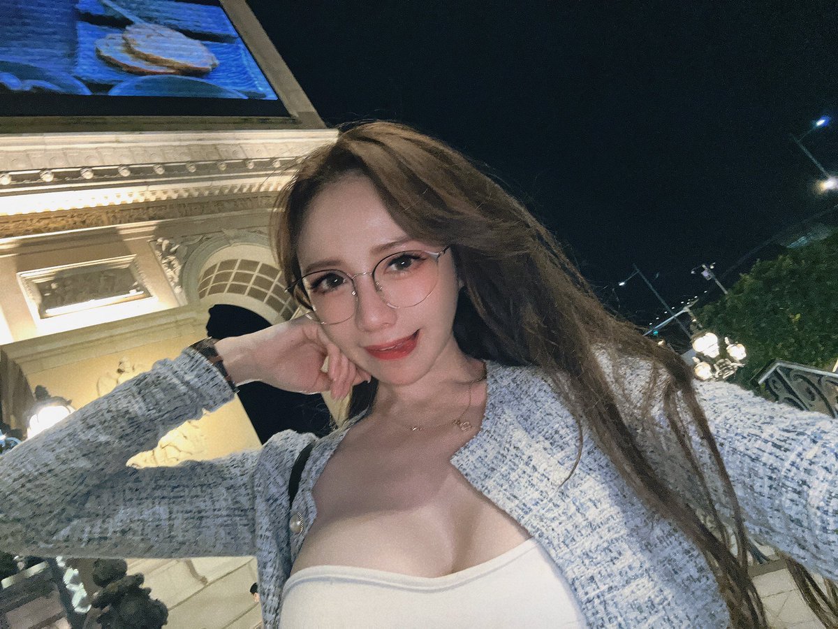 張語昕笑著與工作人員合照的幕後花絮