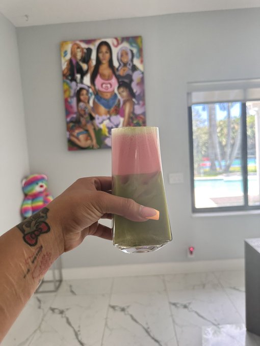 strawberry matcha 🍵 🍓 https://t.co/77M5oB6Tae