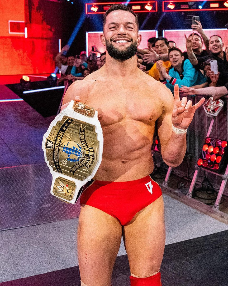 wweespanol's tweet image. Tras convertirse en Campeón en Parejas en #WWEPayback, @finnbalor se convirtió en Campeón Grand Slam ⚖😈🏆🔥