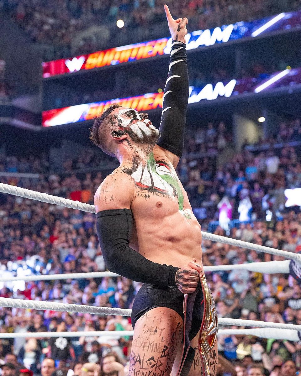 wweespanol's tweet image. Tras convertirse en Campeón en Parejas en #WWEPayback, @finnbalor se convirtió en Campeón Grand Slam ⚖😈🏆🔥