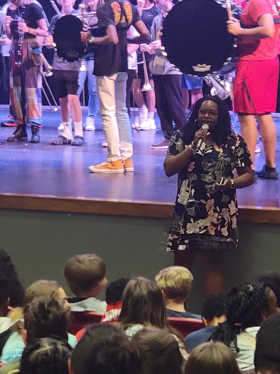 wsfcs's tweet photo. Forsyth County Sheriff Bobby Kimbrough was the guest speaker at Walkertown Middle School's kickoff event this morning.  Students heard about school expectations, the importance of PACK Pride and the significance of the 5 district rules of conduct.  #wsfcs #WSFCS60 @WMSWolfpack https://t.co/JBS5vggZiq