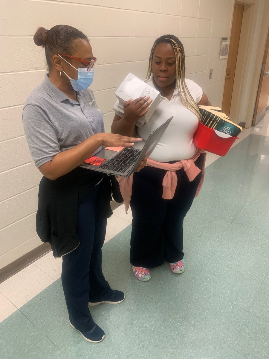 APKingCascadeES's tweet photo. Look who I Caught Coaching in the hall this morning.❤️ Coaching can happen anywhere.
#MaximizingTime
#HelpingHands📚
@APSClevelandES , @TheCAEPrincipal  , @EducatethemBrit https://t.co/TbjXdrejab