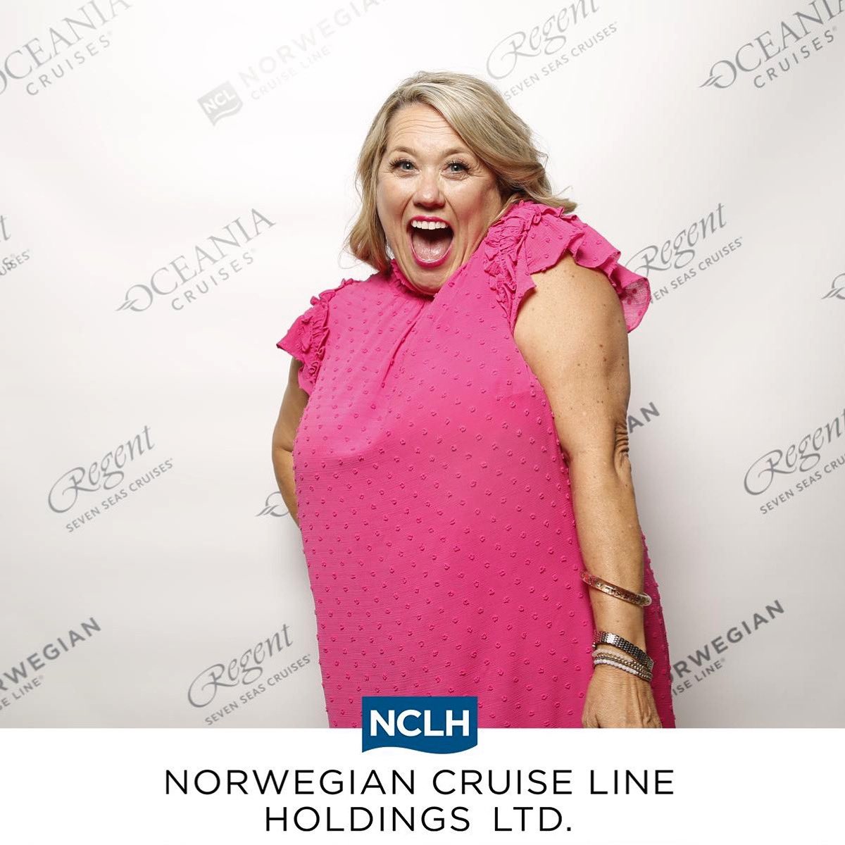 Imagine being surrounded by the coolest leaders in the cruising industry! That was me, in Vegas, at the Norwegian Cruise Lines special cocktail event as part of Virtuoso Travel Week. As the #KeynoteSpeaker for NCL, I could not be more exited to serve this wonderful team!