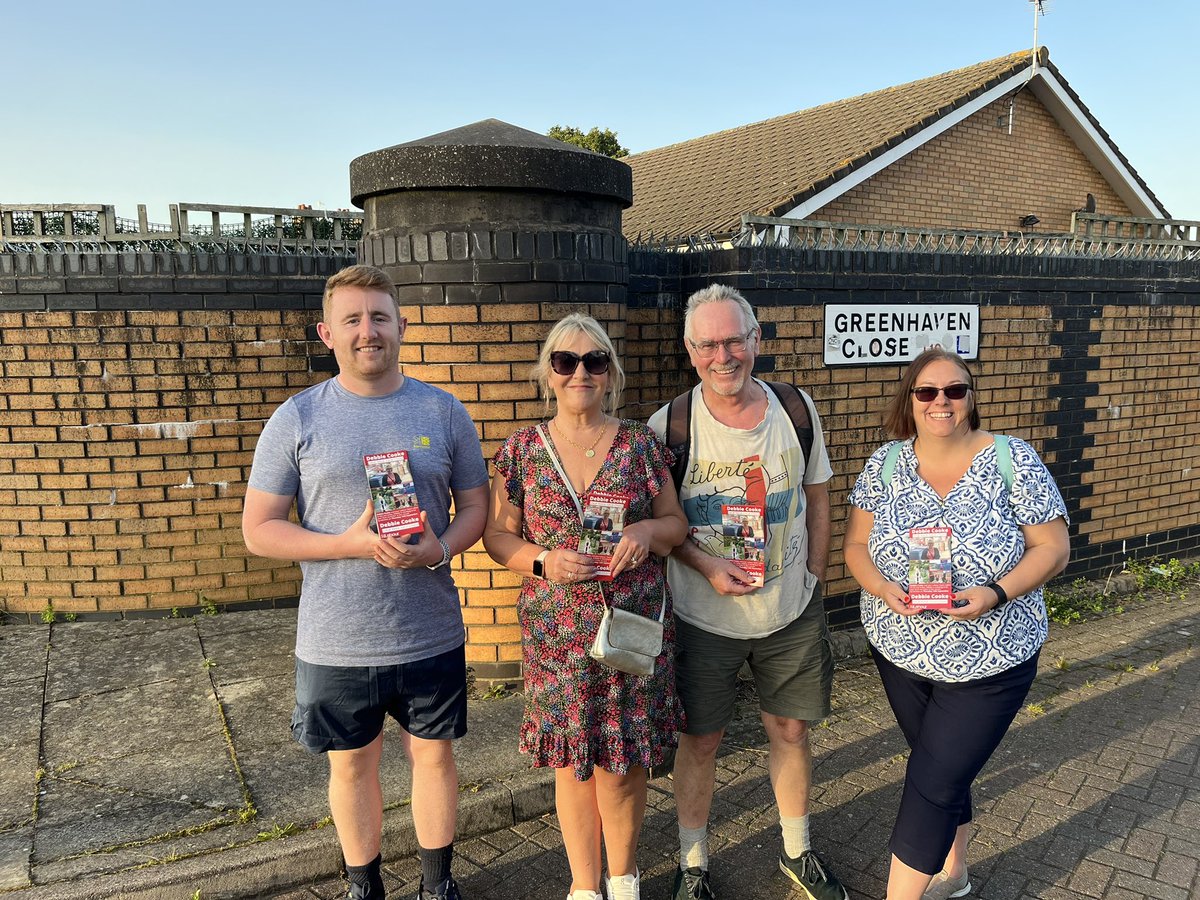 DebbieCookeFaz's tweet photo. Out campaigning for the Fazakerley East by-election around Haven Road, talking to residents about issues important to them. 🌹🌹@LiverpoolLabour #LocalVoiceLocalChoice #VoteLabour https://t.co/msQEUz3sRa