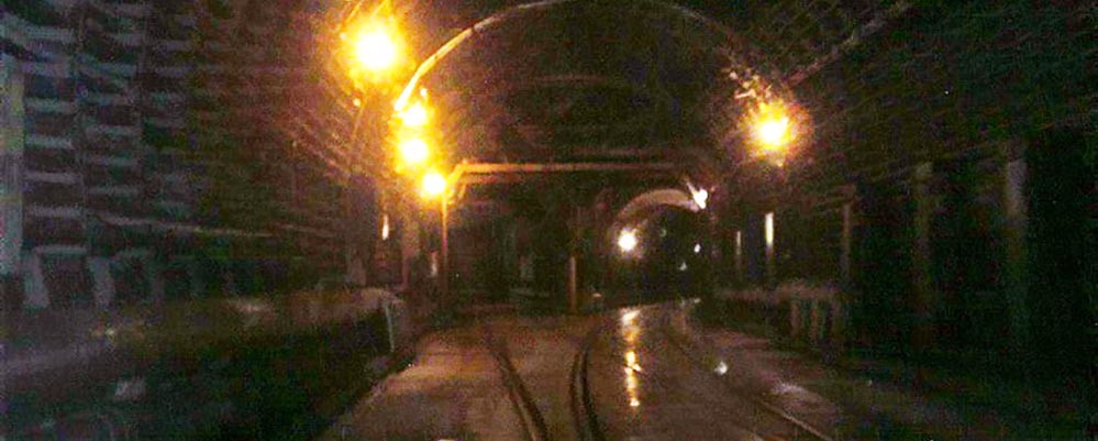 osintjourno's tweet photo. #Moscowsecrets
Er is is bijzonders aan het in Moskou in het diepste geheim aangelegde tunnelsysteem dat Metro 2 of D6 wordt genoemd. De metrotreinen die bij een evacuatie van de topofficials worden gebruikt, rijden op accu's (en rijden maar zo'n 15 kilometer per uur). Er ligt maar 1 paar spoorrails, omdat men ervan uitging dat er bij een kernaanval toch maar in 1 richting gevlucht zou gaan worden (vanuit het Kremlin weg, ofwel naar het oosten ofwel naar het zuiden).
In de zuidelijke tunnels liggen de spoorrails verzonken in het beton, zodat hier ook auto's kunnen rijden (liefst ook op accu i.v.m. het rijden in een afgesloten tunnel en het voorkomen van uitlaatgassen).
@CKABUSK en ik wisten dat er dus auto's in de tunnel moesten kunnen rijden. Dat betekent echter ook dat er minimaal 1 plaats in Moskou moet zijn waar die auto's uit de speciale metro 2 tunnelbuis naar een plek bovengronds moesten kunnen rijden (ofwel om vanuit daar in oorlogstijd verder te vluchten, ofwel simpelweg om naar een garage gebracht te worden voor onderhoud).
Wij hebben allerlei plekken geïnventariseerd en we zijn er vrij zeker van dat we de plek gevonden hebben die zich (als één van de weinige plekken in Moskou) leent om als bovengrondse 'toegang' voor die auto's te kunnen dienen. Deze plek matcht precies met het trace 62 (onderdeel van metro 2/D6) dat we hier geprojecteerd hebben.
Uiteraard moet die bovengrondse ingang wel zo stevig uitgevoerd zijn dat je eigenlijk praat over een de aanleg van een bovengrondse inrit die de fysieke eigenschappen van een bunker moet hebben.
Onze zoekactie is vandaag beloond.
Zoals bekend heeft het Kremlin in de afgelopen 10 jaar geprobeerd om zoveel mogelijk dingen die met dit soort speciale voorzieningen te maken hebben te verstoppen of bij een renovatie volledig 'in de omgeving op te laten gaan'.
De renovatie van deze bijzondere 'garage' in het zuiden van Moskou laat zien dat we hier met een garage te maken hebben die zelfs voor Moskouse begrippen 'extreem stevig' is uitgevoerd. De term 'bunker' misstaat hier niet.
Na de renovatie is deze plek voor de willekeurige voorbijganger in Moskou echter gewoon weer een terras waarvan iedereen vermoed dat het wel bij het gebouw ernaast moet behoren.
Een typisch geval van hidden in plain sight.
Oftewel: hoe twee gedreven researchers op minutieuze wijze alle geheimen van Moskou stuk voor stuk aan het ontrafelen zijn.
Intussen vordert ons 3D model en de bijbehorende kaart steeds verder en gaan we nog met baanbrekende onthullingen komen.
Op de foto's:
- de kruising waar links metrotreinen naar het publieke deel van het metrostelstel kunnen en rechts naar het ministerie van defensie. Let op de in het beton verzonken rails.
- de plek waar auto's door middel van rijplaten vanuit de ondergronse garage naar de metro 2 tunnelbuizen kunnen rijden. Om bestand te zijn tegen zowel een drukgolf als tegen overstroming van de tunnel zie je de hydraulisch aangetrokken drukdeur.
- een foto van de renovatie van 2018 van de bovengrondse toegang t.b.v. auto's. Je ziet op de foto's duidelijk dat dit geen 'normale' garage is, maar een bunkerconstructie.
- een foto van de ingang anno 2022 'hidden in plain sight' (vermomd als onderdeel van het naastgelegen gebouw)