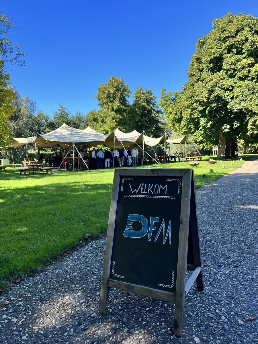 HenkBrandsma1's tweet photo. Welkom bij relatie-event van #DFMnl! Met alles over ontwikkelingen omtrent #artificalintelligence met @RLGieling. #VWPFS https://t.co/xhcGYYhrWZ