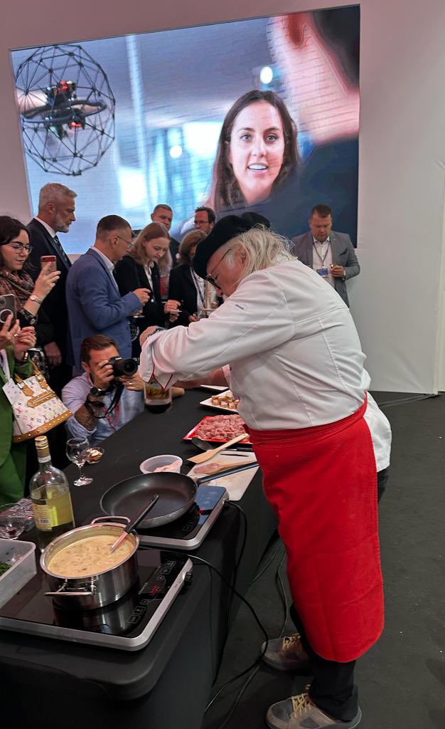 SwissPoland's tweet photo. 👨🍳😋 Calling all foodies! #KurtScheller is cooking up something special at #KarpaczSwissPoint @EconomicForumEN!
🇨🇭🍹Swiss Cocktail & wine tasting with the Swiss Economic Delegation @SECO_CH & the president of #SwissChamber Poland Stępień (@UBS 🇵🇱) celebrating🇨🇭↔️🇵🇱 ties! https://t.co/DxaTfEP32E