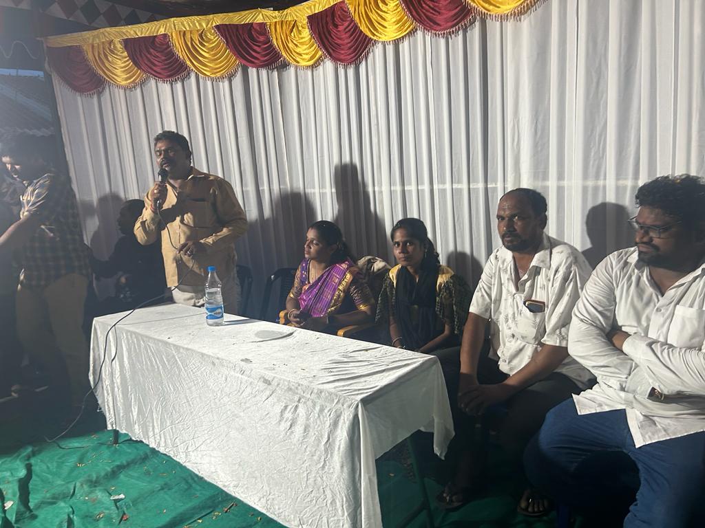 JSPRekhaJavaji's tweet photo. కర్నూల్ జిల్లా శ్రీశైలం నియోజకవర్గం ఆత్మకూరు మండలం కృష్ణాపురం గ్రామం నందు నాయకులు మరియు జనసైనికులతో కలిసి శ్రీ @PawanKalyan గారి జన్మదిన వేడుకలు ఘనంగా జరుపుకోవడం జరిగింది.
#HBDJanaSenaniPawanKalyan
#JSPSocialActivities https://t.co/PH1ci9dVsS