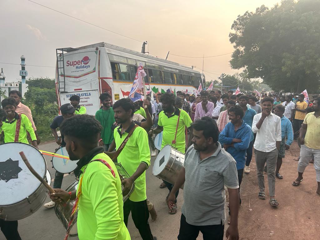 JSPRekhaJavaji's tweet photo. కర్నూల్ జిల్లా శ్రీశైలం నియోజకవర్గం ఆత్మకూరు మండలం కృష్ణాపురం గ్రామం నందు నాయకులు మరియు జనసైనికులతో కలిసి శ్రీ @PawanKalyan గారి జన్మదిన వేడుకలు ఘనంగా జరుపుకోవడం జరిగింది.
#HBDJanaSenaniPawanKalyan
#JSPSocialActivities https://t.co/PH1ci9dVsS