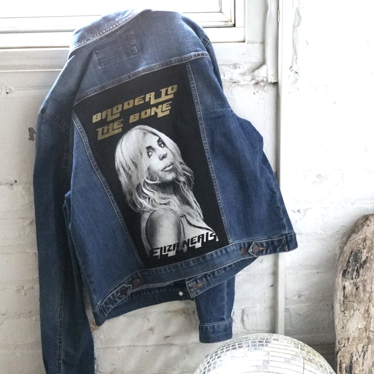 ElizaNealsRocks's tweet photo. ♠️ Be the coolest kid on the block again with your own 
#ElizaNeals Concert 
T-Shirt Denim Jacket 
#BadderToTheBone
#LinkInBIO or https://t.co/QVKXgMYcuP 📲#DenimFashion #Trendsetter #itshappening #stonergirl #rockerchicks #rockfashion #jeanjackets #elizanealsandthenarcoticsdenim https://t.co/2BZbO2CJCt
