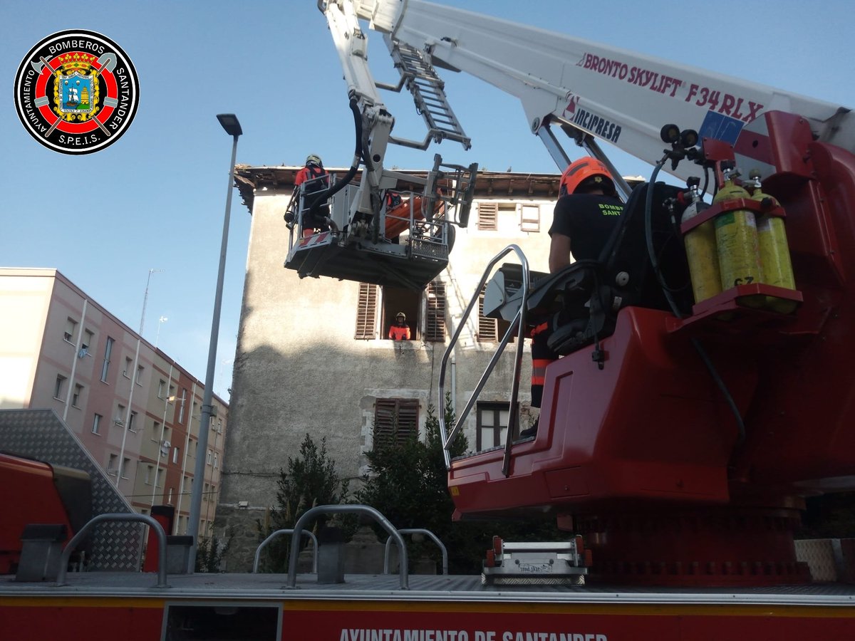 Bomberos Ayto. Santander (@bombsantander) on Twitter photo RESCATE
Esta tarde desplazamos autotanque 🚒 y brazo articulado (7bomberos), a la Bajada de Polio en #Santander, para rescatar del interior de vivienda a persona herida y facilitar el traslado a <a href="/VUrgencias/">Urgencias Valdecilla</a> por ambulancia de <a href="/061Cantabria/">061 Cantabria</a> RESCATE
Esta tarde desplazamos autotanque 🚒 y brazo articulado (7bomberos), a la Bajada de Polio en #Santander, para rescatar del interior de vivienda a persona herida y facilitar el traslado a <a href="/VUrgencias/">Urgencias Valdecilla</a> por ambulancia de <a href="/061Cantabria/">061 Cantabria</a>