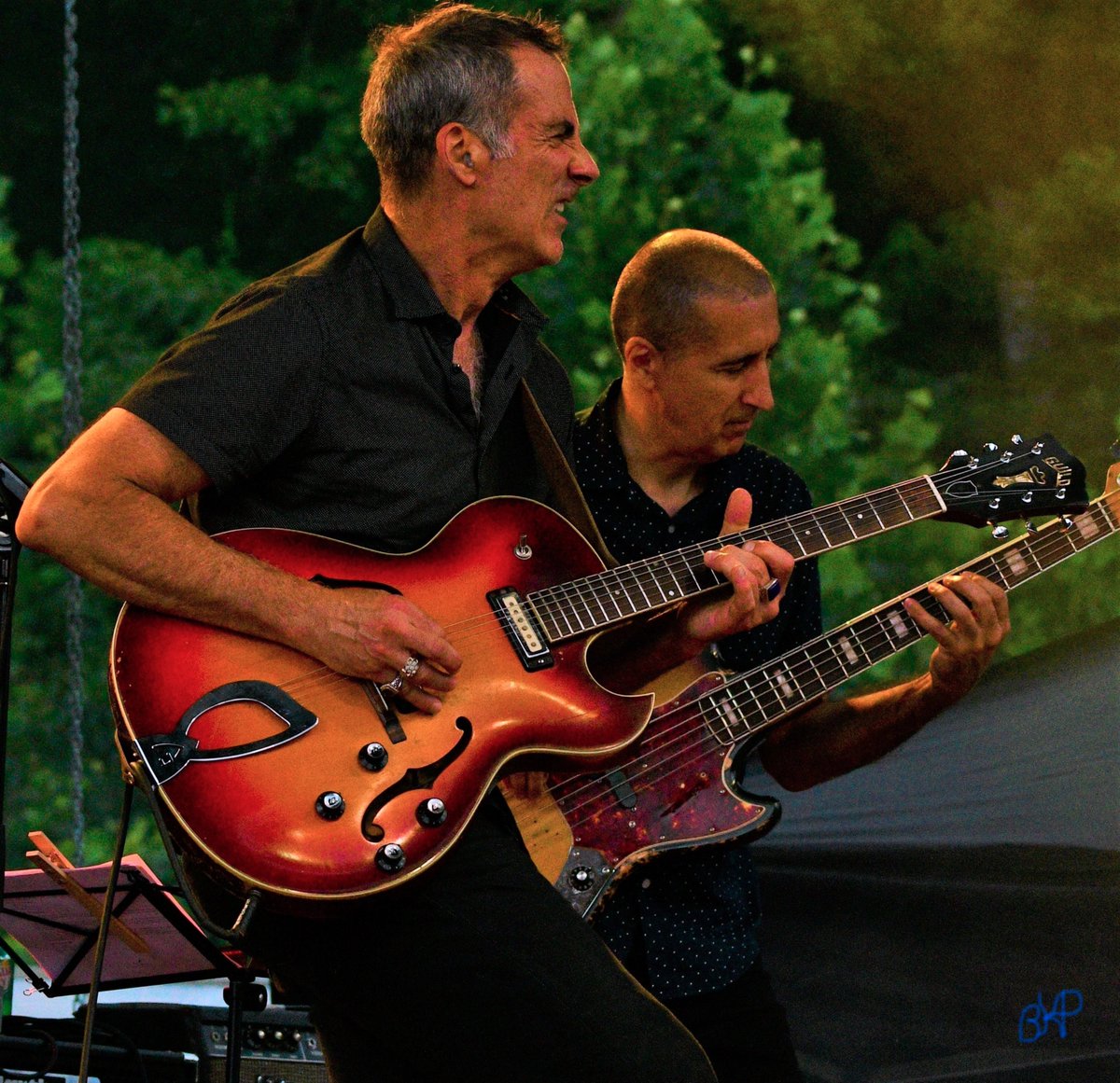 A great pic of @davekellermusic performing live last July at #BucksCountyBluesFestival. With yours truly holding the low-end on the 1967 @Fender Bass V. Thanks to Kirk Black Kat Hansen for posting it 🎶

#fenderfanmail #fenderbassv #music #entertainment #localmusic #localartist