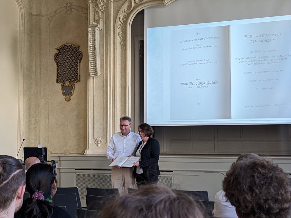 I am thrilled for receiving the @GDCh_aktuell publication award in fluorine chemistry 2023 today at the #wifo2023 #fluorine division. Thanks to my fabulous co-workers @LabArnold and @aniruddhaIIT only their great work made that possible! 🍾🎉