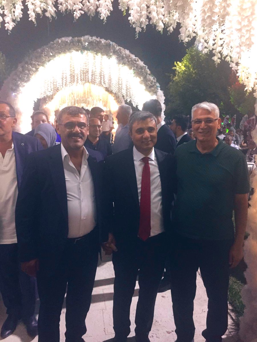 hizmetiselazig's tweet photo. Şube Başkanımız @Mustafa70960372 , Fırat TV Genel Yayın Yönetmeni Sayın Zeki AKBIYIK’ın oğlunun düğün merasimine iştirak etti. Nazik davetleri için AKBIYIK ailesine teşekkür eder, genç çiftimize bir ömür boyu mutluluklar dileriz. https://t.co/HmsPMhSjTt