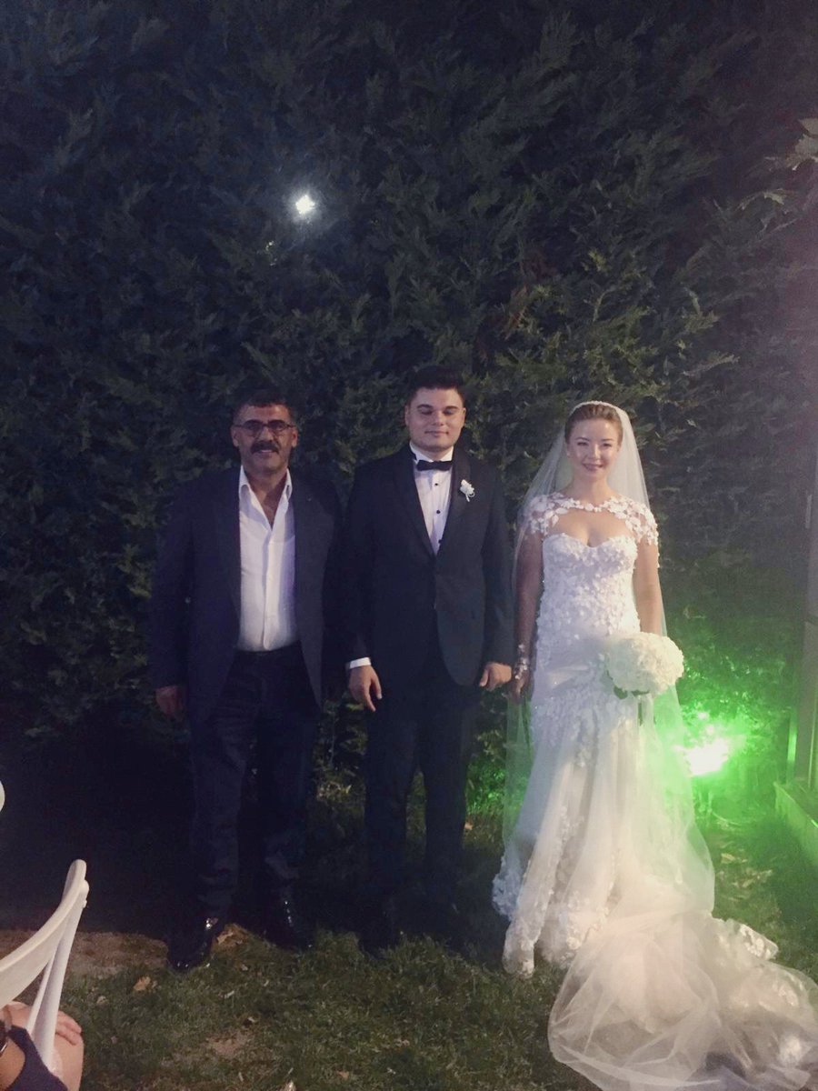 hizmetiselazig's tweet photo. Şube Başkanımız @Mustafa70960372 , Fırat TV Genel Yayın Yönetmeni Sayın Zeki AKBIYIK’ın oğlunun düğün merasimine iştirak etti. Nazik davetleri için AKBIYIK ailesine teşekkür eder, genç çiftimize bir ömür boyu mutluluklar dileriz. https://t.co/HmsPMhSjTt