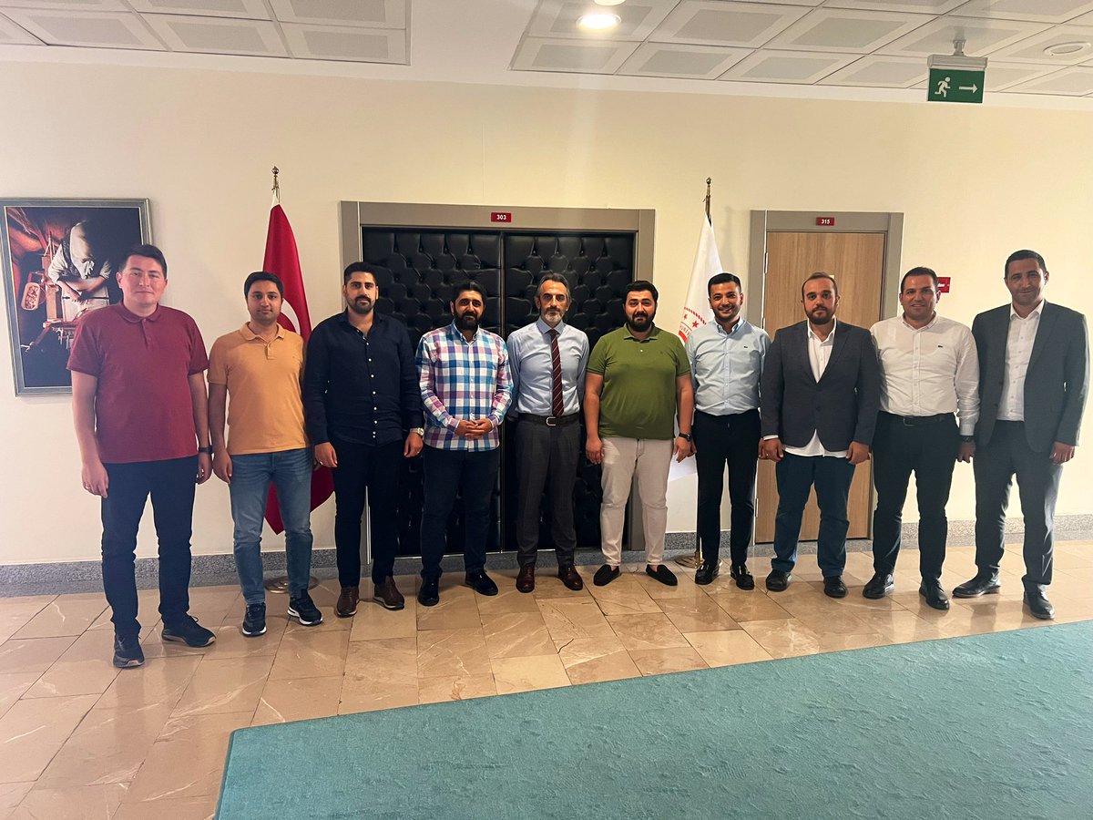 Esnaf, Sanatkarlar ve Kooperatifçilik Genel Müdürü olarak atanan kıymetli ağabeyimiz Taha Enes Şener’i Genç Birlik Genel Başkanımız Mustafa Alkan ile #BİRLİK’te ziyaret ederek hayırlı olsun dileklerimizi ilettik.

Genel Müdürümüze misafirperverliği için teşekkür ederiz.