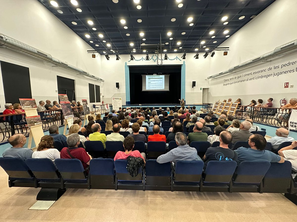 La sala del centre Unió agrícola d’<a href="/OdenaCat/">Ajuntament d'Òdena</a> plena davant la preocupació de la gent de l’Anoia per l’afectació i l’espoli del terreny natural, rural i agrícola de la nostra comarca. #RenovablesSiperoNoAixi <a href="/stmartidetous/">Ajuntament de Sant Martí de Tous</a> <a href="/AjJorba/">Ajuntament de Jorba</a>