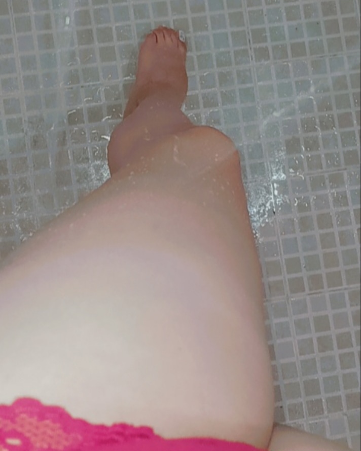 aitanasch99's tweet photo. 🚿 😏 
Nueva en only fans, sígueme para más contenido 😏
👇🏻👇🏻👇🏻
https://t.co/9vtxCod3vO

#feetpic #onlyfeet #fetiches
#contenidoexclusivo https://t.co/vv1aTTCIKr