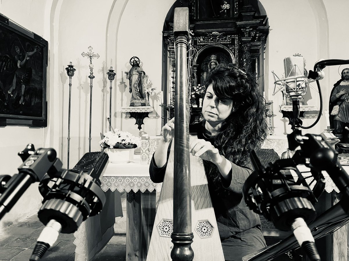 tenorvictor's tweet photo. Y sin pausa, aquí estamos con mi @SARAAGUEDAARPA perfilando el que será su próximo CD con #VNStudio @VNmusica en su sitio, #Alconadilla en Segovia. Un proyecto aúpes interesante del que sabréis más en breve. #musicaymujer #creadoras #musicarenacentista #arpa #musicaclaisca https://t.co/GEN45iWTVq