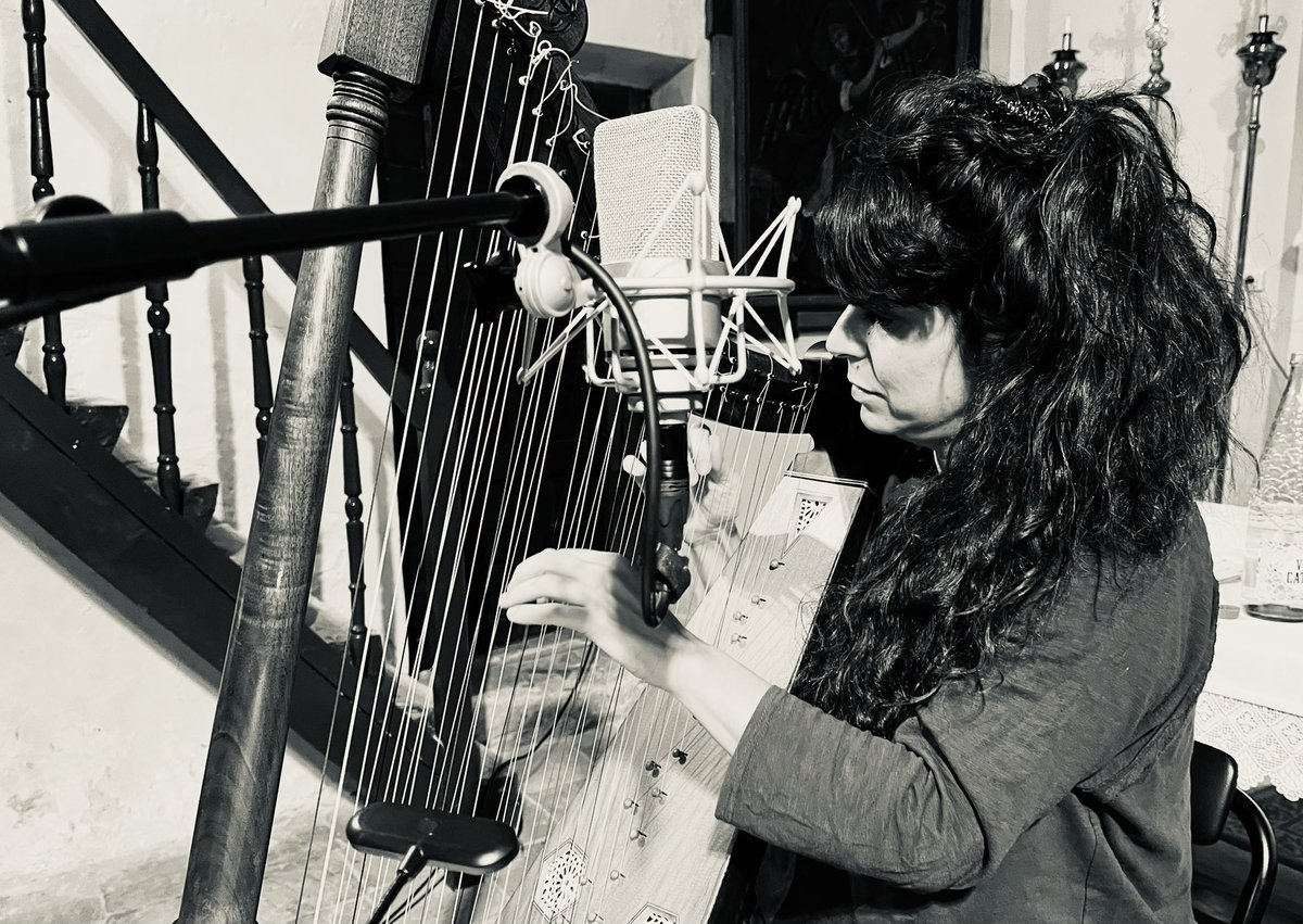 tenorvictor's tweet photo. Y sin pausa, aquí estamos con mi @SARAAGUEDAARPA perfilando el que será su próximo CD con #VNStudio @VNmusica en su sitio, #Alconadilla en Segovia. Un proyecto aúpes interesante del que sabréis más en breve. #musicaymujer #creadoras #musicarenacentista #arpa #musicaclaisca https://t.co/GEN45iWTVq