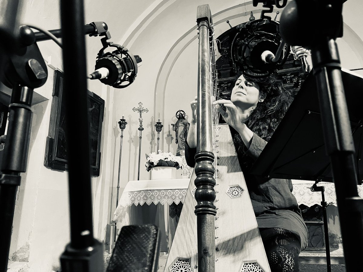 tenorvictor's tweet photo. Y sin pausa, aquí estamos con mi @SARAAGUEDAARPA perfilando el que será su próximo CD con #VNStudio @VNmusica en su sitio, #Alconadilla en Segovia. Un proyecto aúpes interesante del que sabréis más en breve. #musicaymujer #creadoras #musicarenacentista #arpa #musicaclaisca https://t.co/GEN45iWTVq