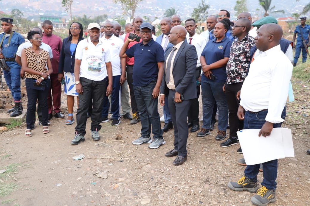 Ikiriho's tweet photo. 🔜🏗️ #Burundi La population dans le périmètre où seront construits les immeubles de logements sociaux a déjà décampé du Q. #Socarti à #Kamenge (nord de @MairieBuja), a constaté sur terrain ce 4 septembre le ministre @Capt_Dukundane (@miels), en compagnie de @bhbbank et @CRDBBank https://t.co/boS2wRbxAE