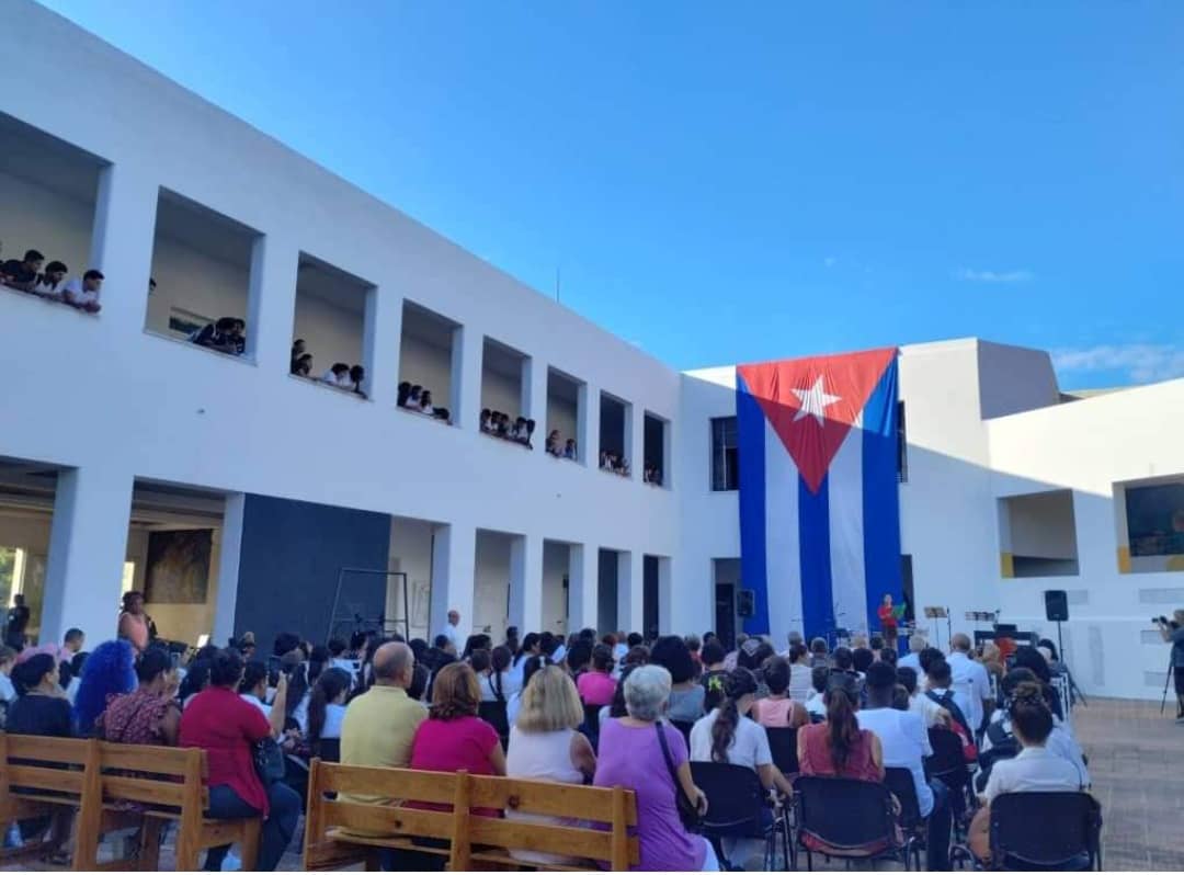 ¡Qué gran orgullo sentimos en la inauguración del curso escolar en los centros de enseñanza artística! ¡Cuánto talento en nuestros niños y jóvenes estudiantes de arte! ¡Cuánta entrega de profesores y trabajadores para sostener esa maravilla! ¡Gracias, Revolución! ¡Gracias, Fidel!