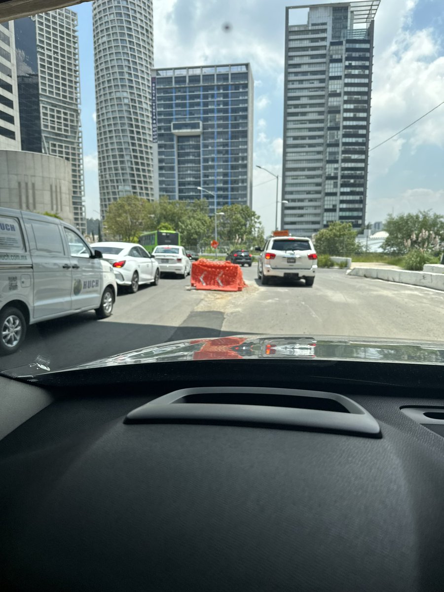 lydiiagarza's tweet photo. @AdrianRubalcava  es necesario tener todo esto sin arreglar, tapando carriles y en fechas de regreso a clases??? Que necesidad!!!! en lugar de ayudar al tráfico #santafe #tráfico #adrianrubalcava https://t.co/jEZUvTVvAr