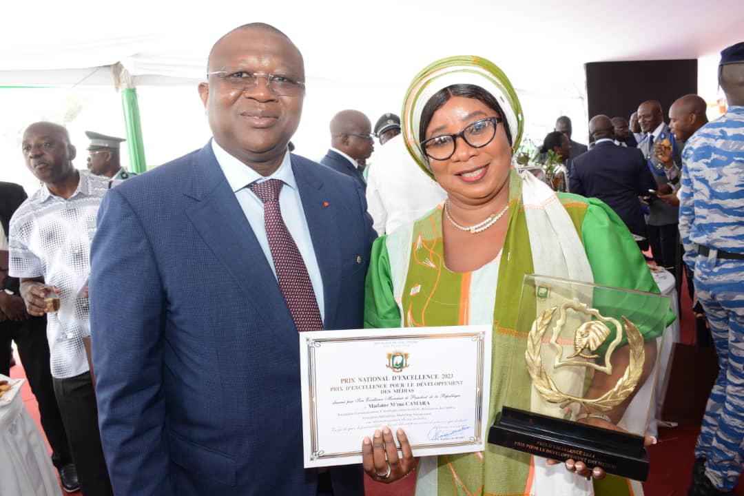 MINCOM_CI's tweet photo. Le @MICEN_CI , M. Amadou Coulibaly dit AM's, a pris part à l’édition 2023 du Prix National d’Excellence, au Palais de la Présidence de la République, ce mardi 05 septembre 2023, sous la présidence de SEM @AOuattara_PRCI , Chef de l’Etat.
#prixnationaldexcellence2023
#MICEN📷 https://t.co/t1U9EjtzDo