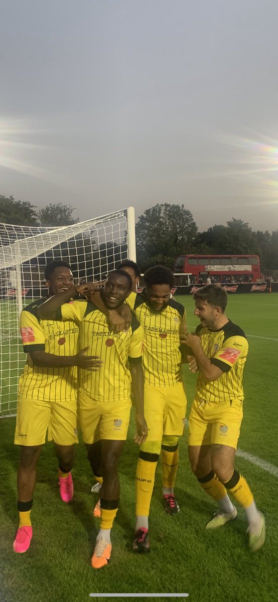 Shaquille Hippolyte-Patrick puts <a href="/cheshamutdfc/">Chesham United FC</a> 1-0 up straight away !