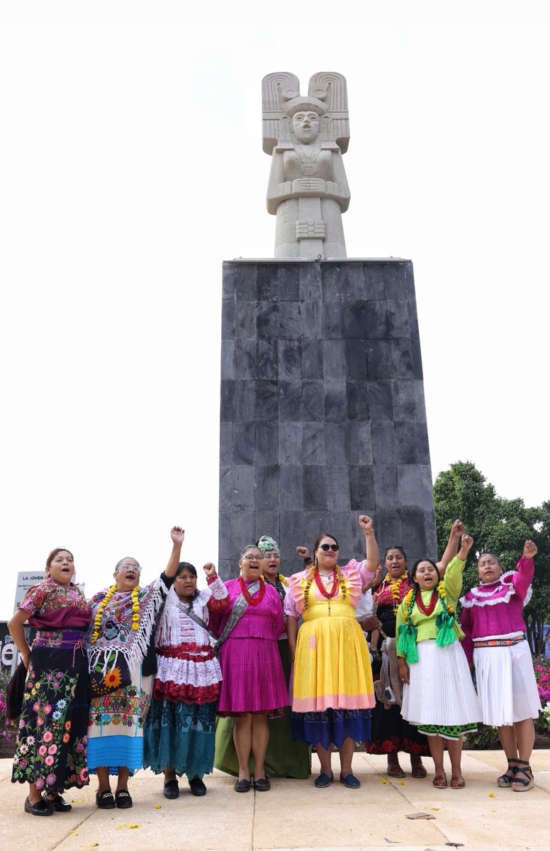 En las mujeres indígenas de nuestro país está la raíz de las lenguas y las culturas. Está la voz de las mujeres que han luchado, no por romper el techo de cristal como personas, sino el de construir un país libre, justo y soberano.

#DíaInternacionalDeLaMujerIndígena