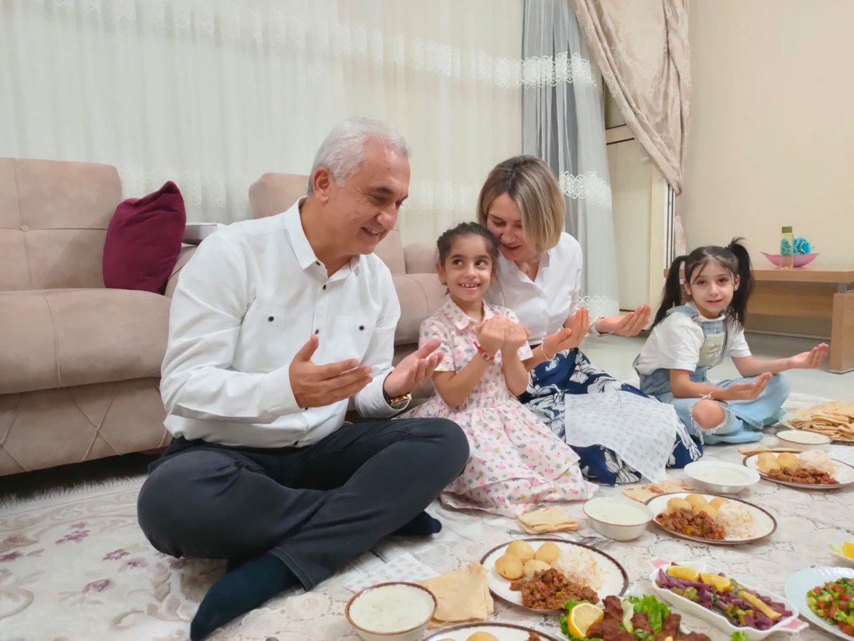 Valiavnicakir's tweet photo. Çocuklarımızla keyifli bir akşam yemeği. https://t.co/Bry8Zf0kac