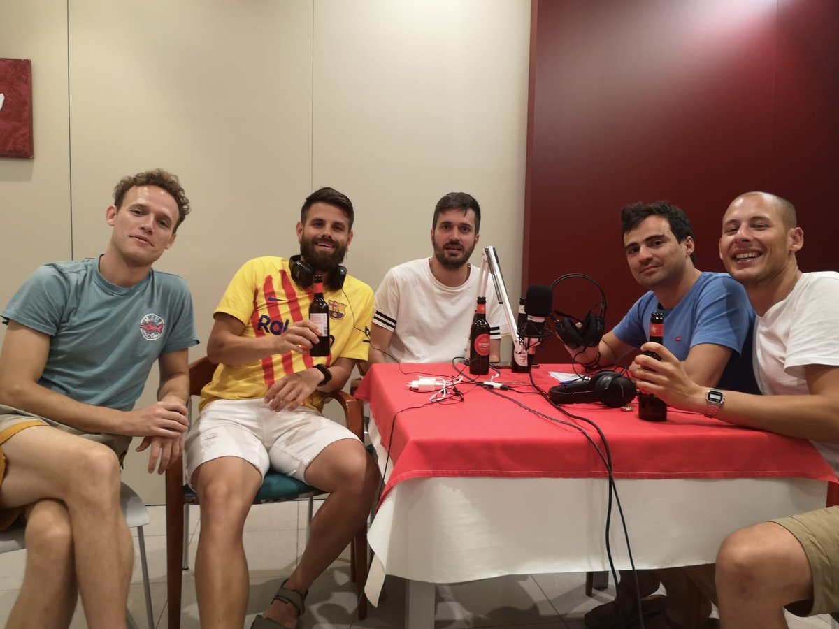 Tic-tac, tic-tac...

El dia 12 de setembre penjarem el primer capítol del Ja ho trobarem 🔜

Mentrestant, us deixem amb una foto dels col·laboradors habituals del pòdcast. Hi falta en Damià, el nostre tècnic, que no li agraden les fotos.

Gaudiu de les Festes del Tura! 💃🏼